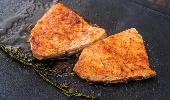 Gegrillter Schwertfisch mit Zitrone und Kräutern