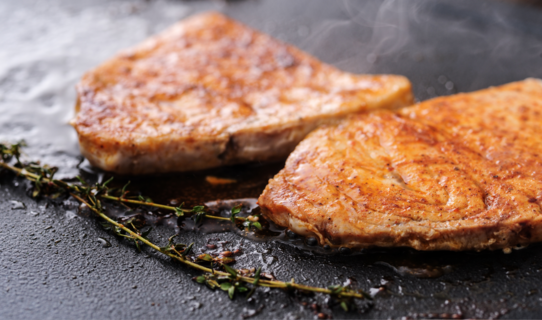 Gegrillter Schwertfisch mit Zitrone und Kräutern
